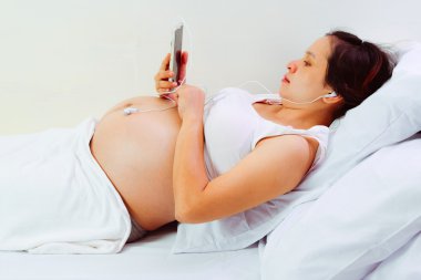 Pregnant women listen to music for Fetal development