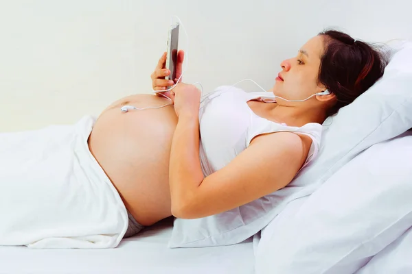 Mujeres embarazadas escuchan música para el desarrollo fetal —  Fotos de Stock