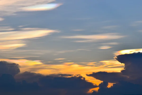 Hintergrund des Sonnenuntergangs, Irisierung oder irisierende Wolken — Stockfoto