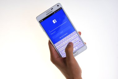 : Loei, Thailand - 02 Temmuz 2015: Facebook uygulamada oturum çalışan bir adam. Dünyanın en büyük ve en popüler sosyal ağ sitesi Facebook olduğunu.