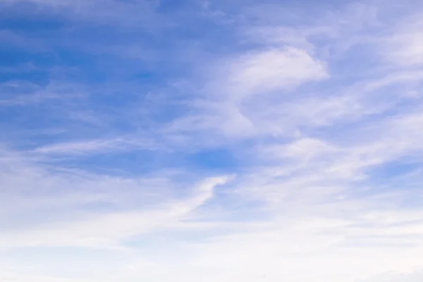 Nubes blancas en el cielo azul — Foto de Stock