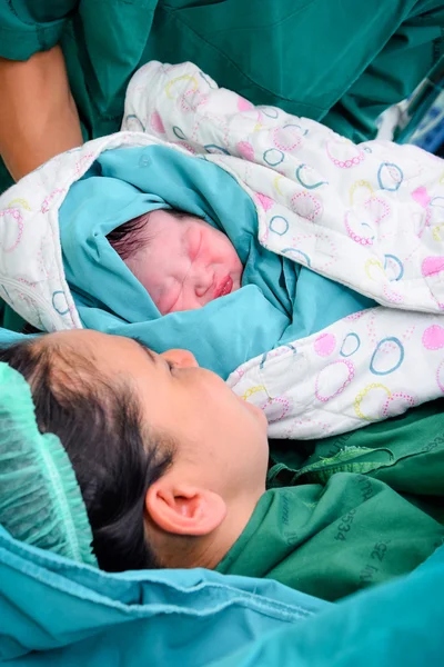 Новорожденный ребенок с матерью и отцом в операционной — стоковое фото