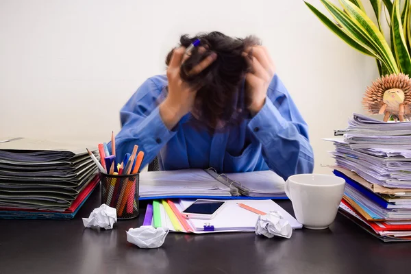 Homem de negócios no escritório com síndrome de burnout na mesa — Fotografia de Stock