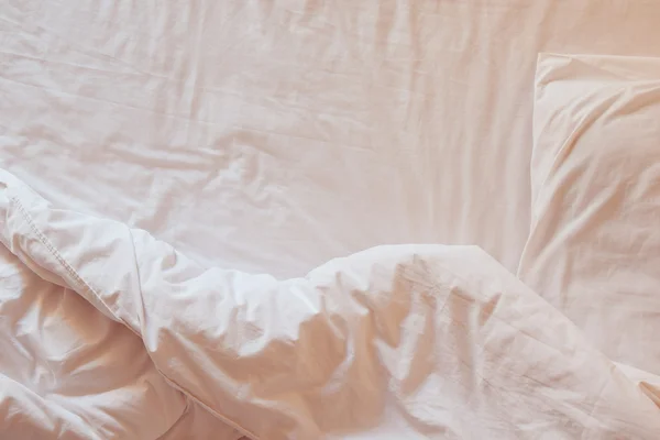 Ovansida av vita sängkläder lakan och kudde — Stockfoto