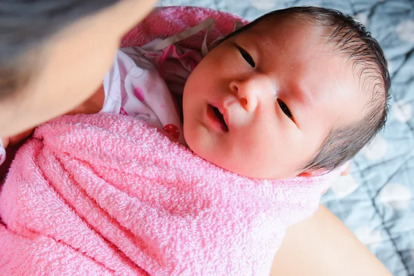Пилинг кожи матери и новорожденного ребенка (мягкое изображение ) — стоковое фото