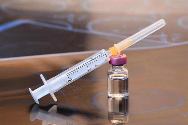 Glass Medicine Vials with botox, hualuronic, collagen or flu Syringe (shallow DOF) — Stock Photo, Image