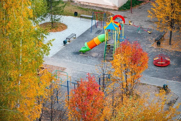 Leere Kinderspielplätze Und Wege Hof Eines Wohnviertels Die Mit Herbstlaub — Stockfoto