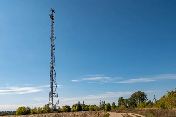 Mobiltorony Vezeték Nélküli Antennákkal Napsütéses Napokon Antenna Telefon Telekommunikációs Torony — Stock Fotó