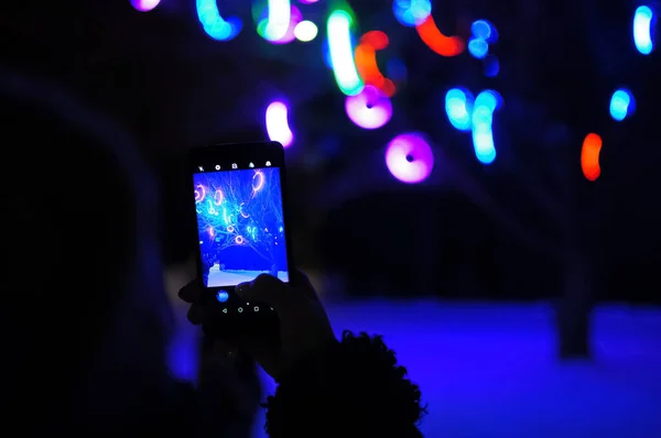 Eine Nicht Wiedererkennbare Frau Fotografiert Winter Auf Ihrem Smartphone Bunte — Stockfoto