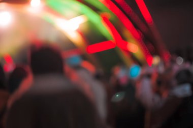 Karanlık bir arka planda bulanık Bokeh Light. Aydınlanmış bir açık hava sahnesinin Gece 'deki görüntüsü. Konserde odaksız sahne ışıkları ve kalabalık.