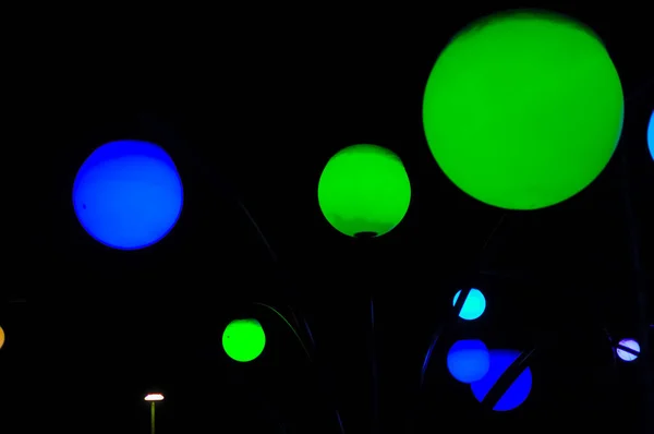 Straatverlichting Van Stad Straat Nachts Kleurrijke Ronde Lichten Een Donkere — Stockfoto