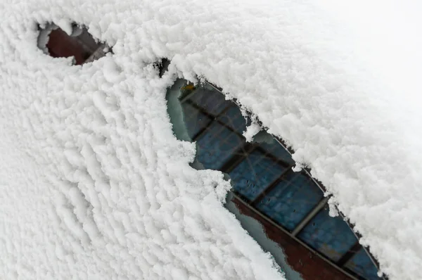 Зворотний Бік Вікна Автомобіля Покритий Товстим Шаром Снігу Вулиці Паркінг — стокове фото