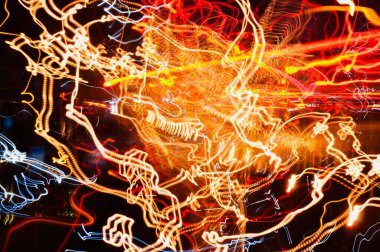 Şehir ışıklarının ve araba farlarının yüksek süratli izleri, gece kentinde otoyol, uzun pozlama, soyut kentsel arkaplan.