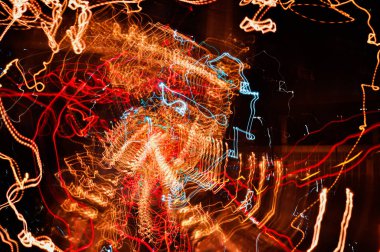 Şehir ışıklarının ve araba farlarının yüksek süratli izleri, gece kentinde otoyol, uzun pozlama, soyut kentsel arkaplan.