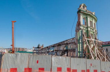 Eski binanın yeniden inşası ve restorasyonu. Duvarlar iskele ve desteklerle güçlendirilmiş.