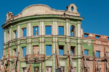 Eski binanın yeniden inşası ve restorasyonu. Duvarlar iskele ve desteklerle güçlendirilmiş.