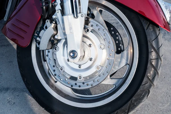 ブレーキシステムを備えたオートバイの前輪 クローズアップ — ストック写真