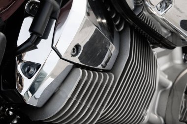 Krom kaplamalı ve yansıtıcı yüzeyli güçlü bir motor bloğunun yakın çekimi.
