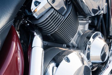 Krom kaplamalı ve yansıtıcı yüzeyli güçlü bir motor bloğunun yakın çekimi.