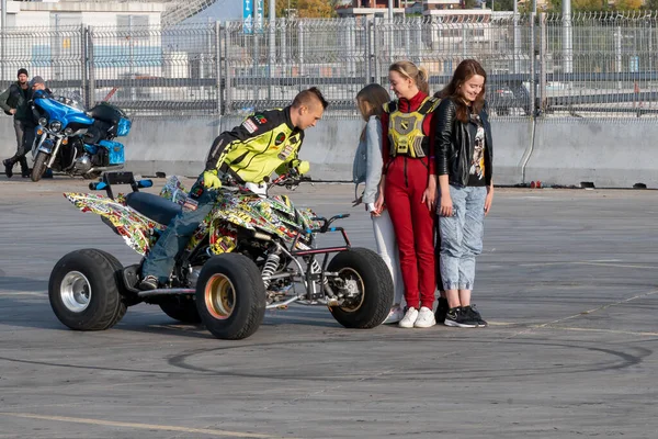 Kazan Russia September 2020 Een Atv Rijder Rijdt Rond Toeschouwers — Stockfoto