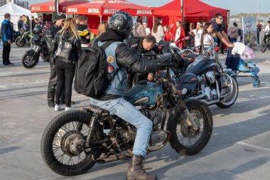 Kazan, Rusya - 26 Eylül 2020: Motosikletli eski model bir motosiklet, motosiklet soyulmuş boya ve pas lekeleri bir motosikletçi toplantısında.