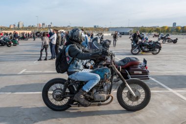 Kazan, Rusya - 26 Eylül 2020: Motosikletli eski model bir motosiklet, motosiklet soyulmuş boya ve pas lekeleri bir motosikletçi toplantısında.