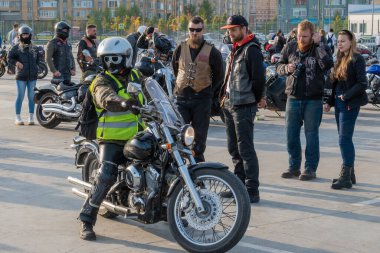 Kazan, Rusya-26 Eylül 2020: Birkaç motosikletli, şehir sokaklarında yapılacak ortak geziden önce otoparkta toplandı, katılımcılardan birinin motosiklet ve ekipmanını düşünün.