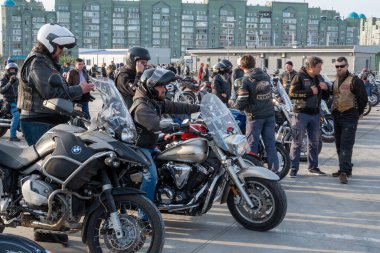 Kazan, Rusya-26 Eylül 2020: Birkaç motosikletli, şehrin sokaklarında yapılacak ortak geziden önce otoparkta bir toplantı için toplandı.