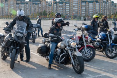 Kazan, Rusya-26 Eylül 2020: Otoparkta birkaç motosikletli, şehrin sokaklarında ortak bir motosiklet gezisi için toplandı.