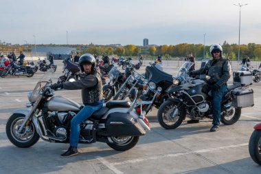 Kazan, Rusya-26 Eylül 2020: Otoparkta birkaç motosikletli, şehrin sokaklarında ortak bir motosiklet gezisi için toplandı.