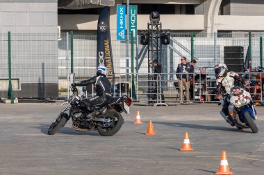 Kazan, Rusya-26 Eylül 2020: Motosikletli jimnastikçi Honda ve Suzuki motorcularıyla yarışacak.