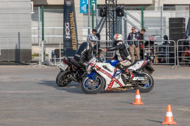 Kazan, Rusya-26 Eylül 2020: Motosikletli jimnastikçi Honda ve Suzuki motorcularıyla yarışacak.