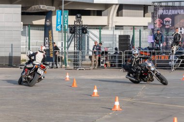 Kazan, Rusya-26 Eylül 2020: Motosiklet jimnastiği, motorcuların Honda ve Suzuki motosikletlerinde yarıştığı bir yarış.