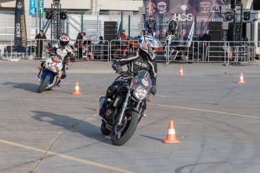 Kazan, Rusya-26 Eylül 2020: Motosikletli jimnastikçi Honda ve Suzuki motorcularıyla yarışacak.