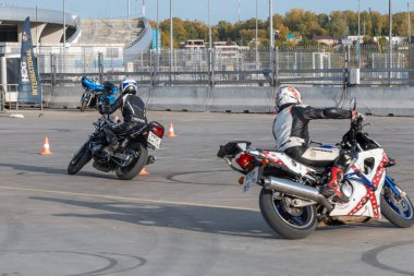 Kazan, Rusya-26 Eylül 2020: Motosikletli jimnastikçi Honda ve Suzuki motorcularıyla yarışacak.
