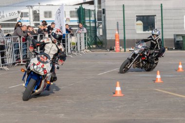 Kazan, Rusya-26 Eylül 2020: Motosikletli jimnastikçi Honda ve Suzuki motorcularıyla yarışacak.