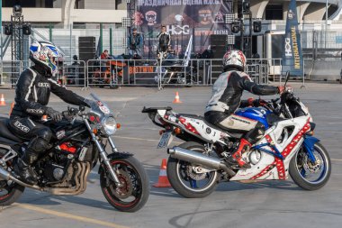 Kazan, Rusya-26 Eylül 2020: Motosikletli jimnastikçi Honda ve Suzuki motorcularıyla yarışacak.