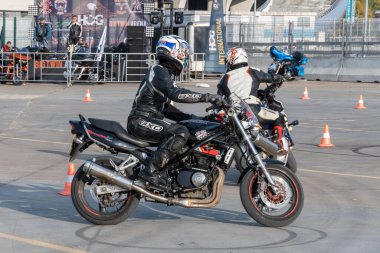 Kazan, Rusya-26 Eylül 2020: Motosikletli jimnastikçi Honda ve Suzuki motorcularıyla yarışacak.