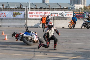 Kazan, Rusya-26 Eylül 2020: Motosiklet jimnastiği, Honda motorsikletinden yarış pistinde düşme