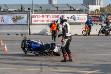 Kazan, Rusya-26 Eylül 2020: Motosiklet jimnastiği, Honda motorsikletinden yarış pistinde düşme