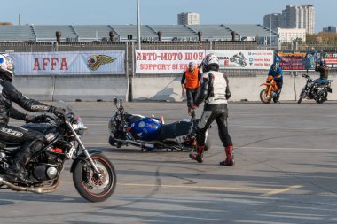Kazan, Rusya-26 Eylül 2020: Motosiklet jimnastiği, çift yarışı, yarış pistinde motorsikletçi Honda motosikletinden düştü
