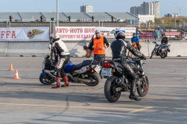 Kazan, Rusya-26 Eylül 2020: Motosiklet jimnastiği, çift yarışı, yarış pistinde motorsikletçi Honda motosikletinden düştü
