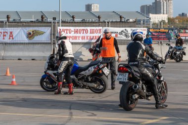 Kazan, Rusya-26 Eylül 2020: Motosiklet jimnastiği, çift yarışı, yarış pistinde motorsikletçi Honda motosikletinden düştü