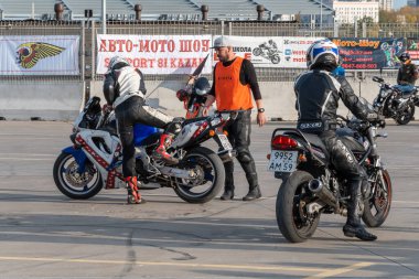 Kazan, Rusya-26 Eylül 2020: Motosiklet jimnastiği, çift yarışı, yarış pistinde motorsikletçi Honda motosikletinden düştü