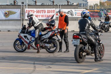 Kazan, Rusya-26 Eylül 2020: Motosiklet jimnastiği, çift yarışı, yarış pistinde motorsikletçi Honda motosikletinden düştü