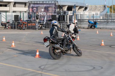 Kazan, Rusya-26 Eylül 2020: Motosikletli jimnastikçi Honda ve Suzuki motorcularıyla yarışacak.