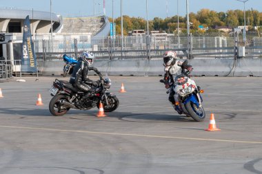 Kazan, Rusya-26 Eylül 2020: Motosikletli jimnastikçi Honda ve Suzuki motorcularıyla yarışacak.