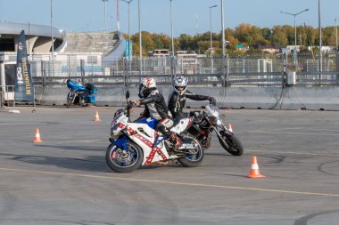 Kazan, Rusya-26 Eylül 2020: Motosikletli jimnastikçi Honda ve Suzuki motorcularıyla yarışacak.