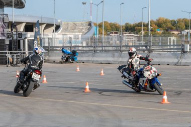 Kazan, Rusya-26 Eylül 2020: Motosikletli jimnastikçi Honda ve Suzuki motorcularıyla yarışacak.