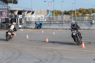 Kazan, Rusya-26 Eylül 2020: Motosikletli jimnastikçi Honda ve Suzuki motorcularıyla yarışacak.